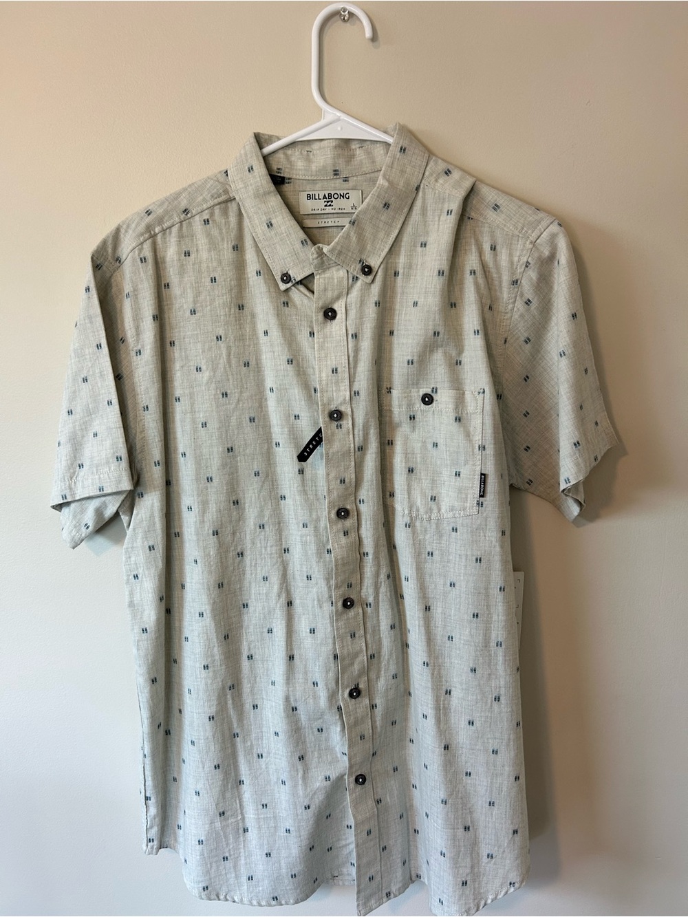 Billabong Light Gray Short Sleeve Button-Down with Navy Micro Print NWT